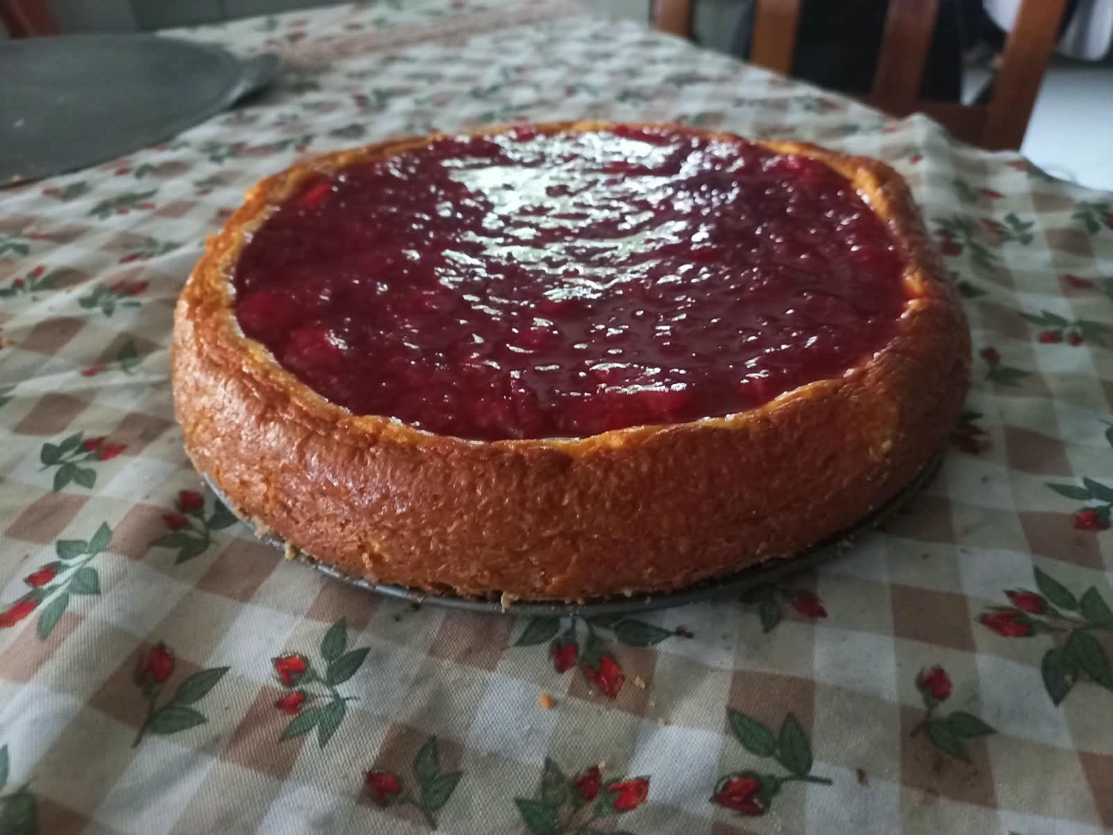 Cheesecake de morango assado, com borda dourada e calda brilhante