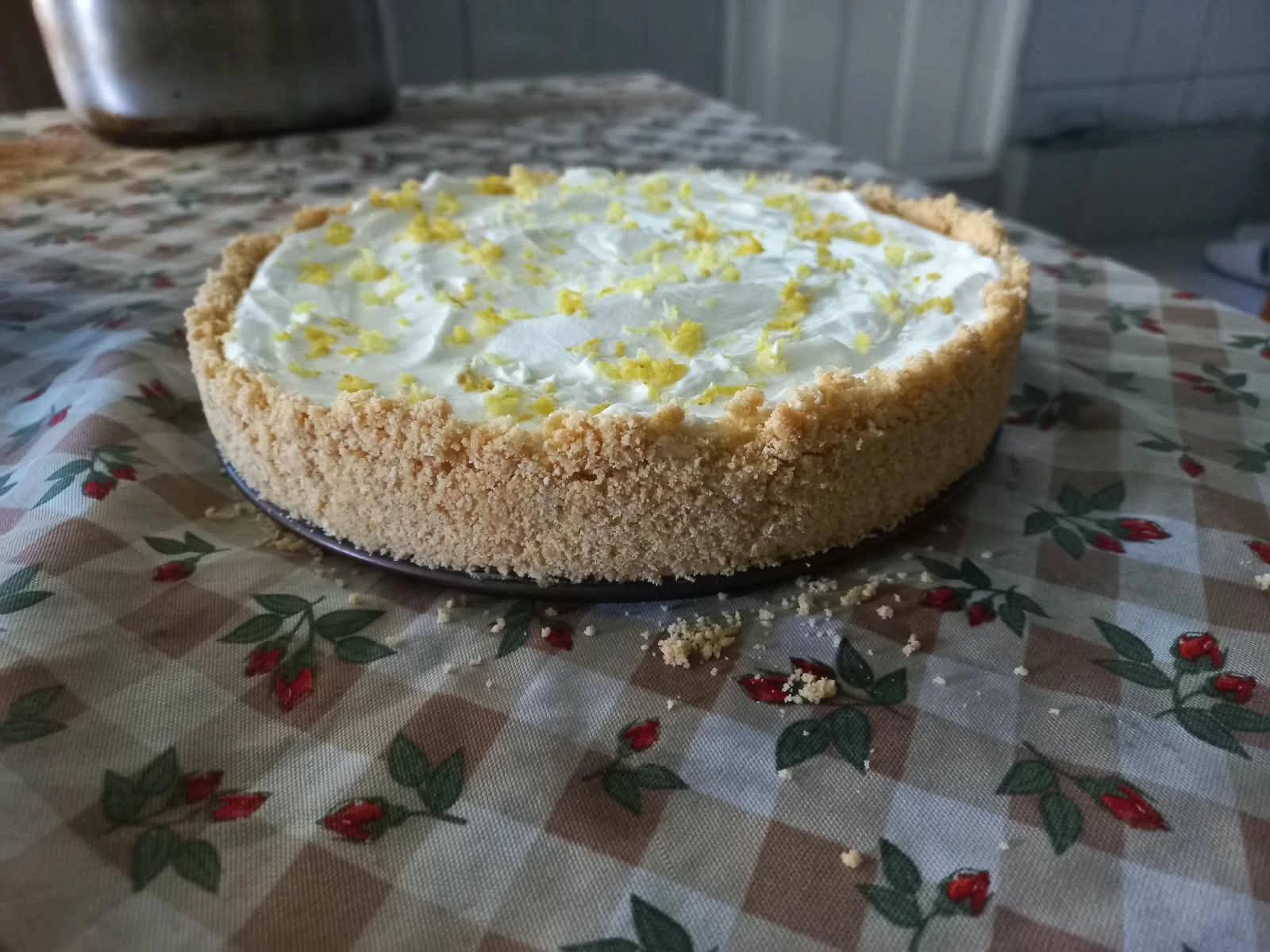 Torta de limão com base crocante e raspas de limão por cima